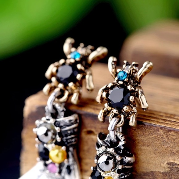 NWOT 🕷 stunning earrings - Picture 7 of 8